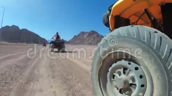 在埃及沙漠驾驶ATV越野车的极端视野视频的预览图