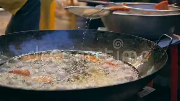 中国小镇大窝盘棕榈油上的亚洲厨师炸鱼球泰国曼谷2017年12月23日视频的预览图