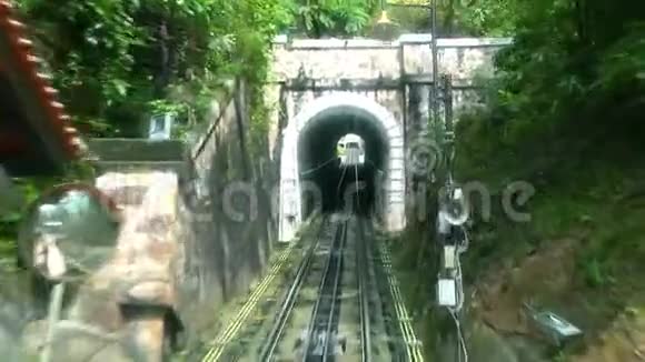 马来西亚乔治敦槟榔山缆车上的POV时间间隔从里面看视频的预览图