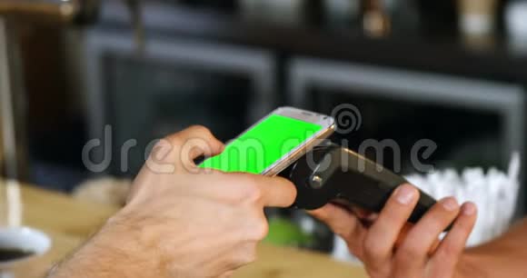 顾客在4k柜台使用手机付款视频的预览图