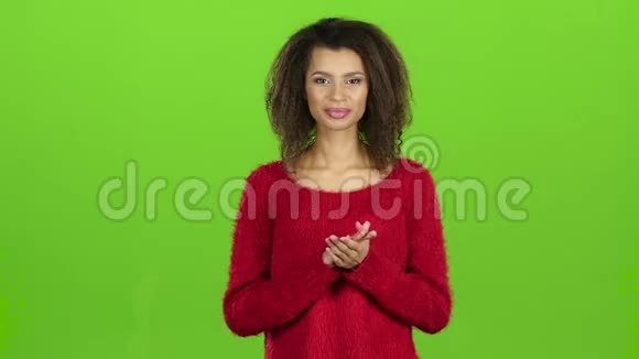 非裔美国女孩拍手微笑绿色屏幕慢动作视频的预览图