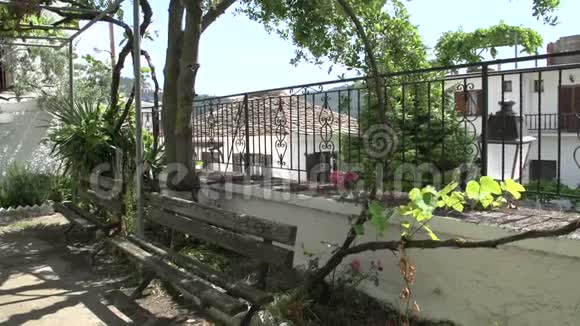 希腊塔索斯帕纳加广场圣公会的长凳视频的预览图