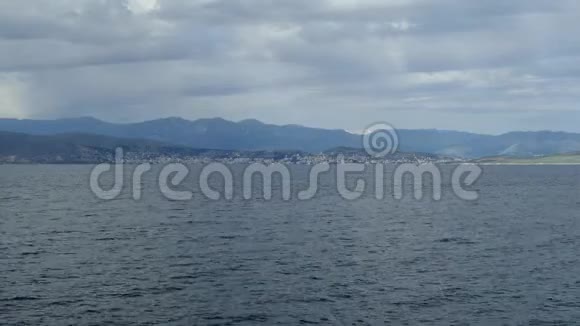 美丽的海洋景观与清澈的绿松石水的爱奥尼亚海蓝色泻湖海滩海岸卡西奥皮科孚岛希腊视频的预览图