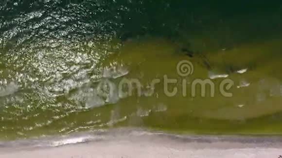带有小浪的冥想海景视频的预览图