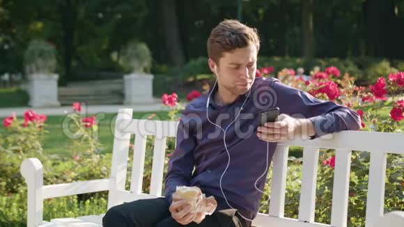 公园里听音乐吃饭的年轻人视频的预览图
