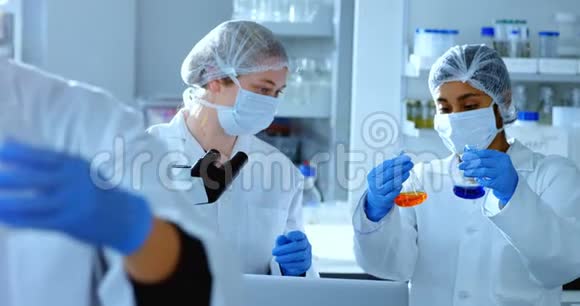 两名女科学家在实验室做实验视频的预览图