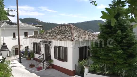 希腊塔索斯典型希腊屋顶的房子视频的预览图