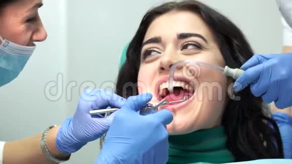 口腔医生用水注射器视频的预览图