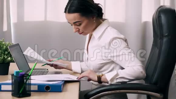 女性办公室工作人员在工作场所查看文件视频的预览图