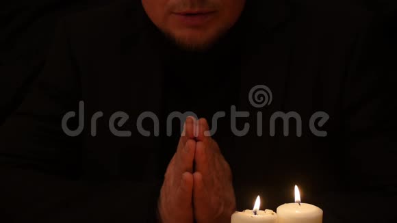一个人用双手相叠和一张脸祈祷视频的预览图