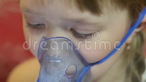 悲伤的孩子在医院呼吸面罩吸入女孩在医院接受吸入治疗视频的预览图