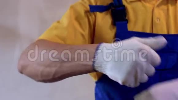穿着蓝色工作服的男修补工竖起大拇指交叉双臂抱在胸前视频的预览图