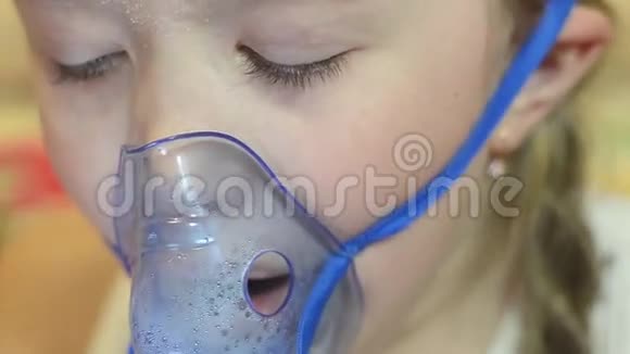 女孩住院接受吸入治疗悲伤儿童住院呼吸面罩进行吸入视频的预览图