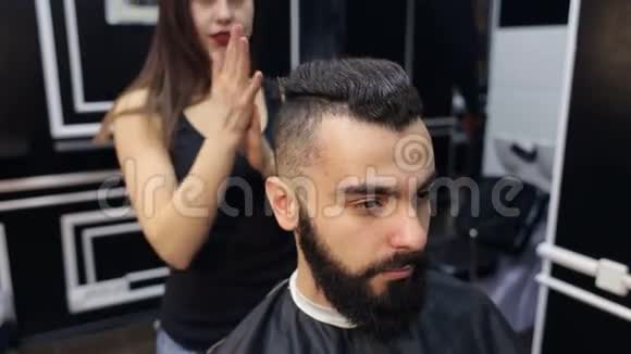 女理发师给留胡子的男人做发型视频的预览图