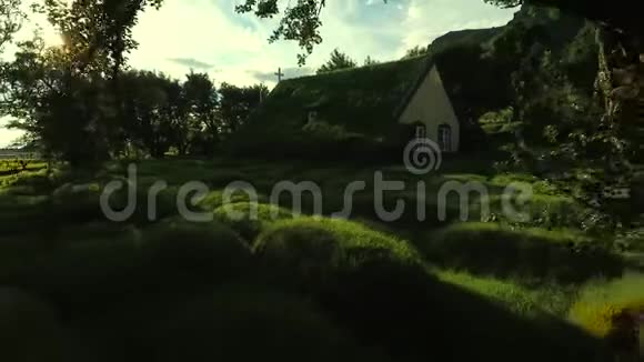 夕阳下的冰岛泥炭教堂安德列夫视频的预览图