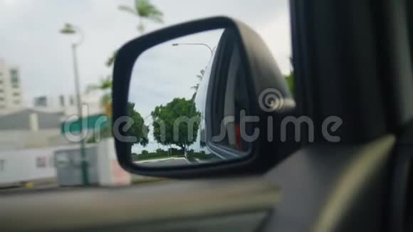 汽车侧面镜子近景镜头视频的预览图
