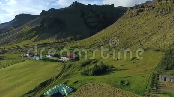 冰岛山坡上的几座房子安德列夫视频的预览图