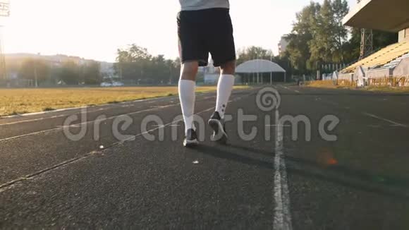 混合赛跑运动员双脚穿着白色袜子在跑步机上跑步鞋上特写视频的预览图