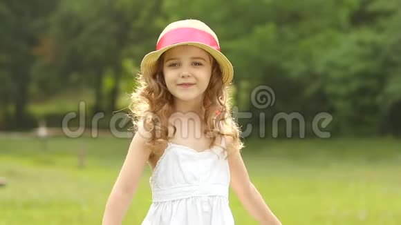 小女孩走在公园里转了一圈慢动作视频的预览图