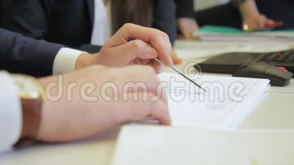 男性员工在公司纸上的信息上用钢笔表示视频的预览图
