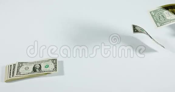 1美元钞票在白色背景下飞行视频的预览图