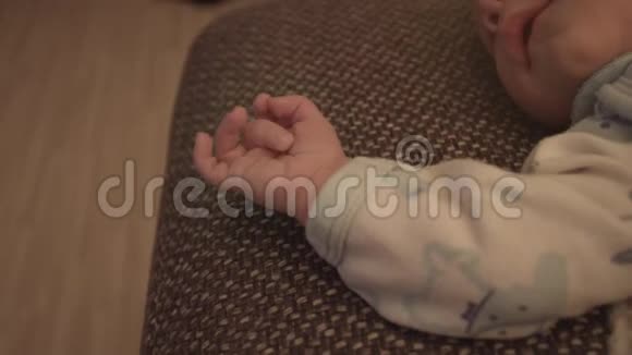 新出生的孩子床上的孩子视频的预览图