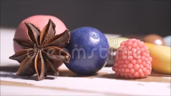 五颜六色的甜糖在白色的表面旋转视频的预览图