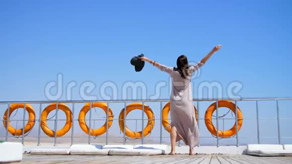 夏天大海美丽的年轻黑发女人穿着长裙戴着太阳镜站在渡船甲板上船视频的预览图