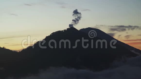 印度尼西亚巴厘岛东部阿贡火山爆发视频的预览图