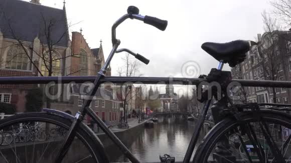 荷兰自行车停在桥上视频的预览图