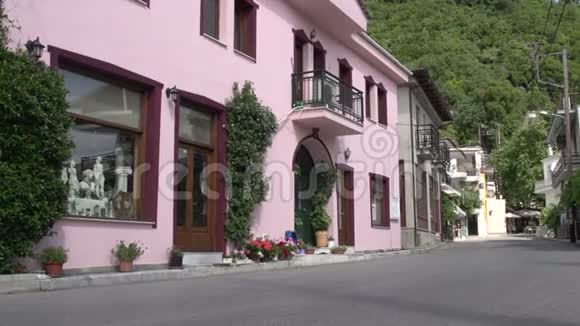 希腊塔索斯省Panagia有粉红色房子的街道视频的预览图
