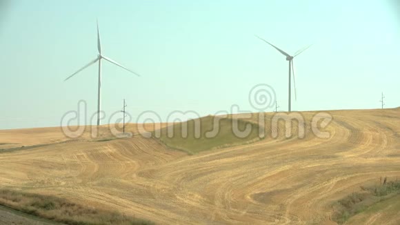 风力涡轮机在实地华盛顿州4K多动症视频的预览图