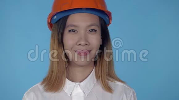 美丽的韩国快乐建筑工人视频的预览图