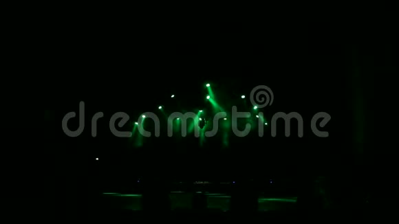 音乐会前一个空台上绿色的美丽光线视频的预览图