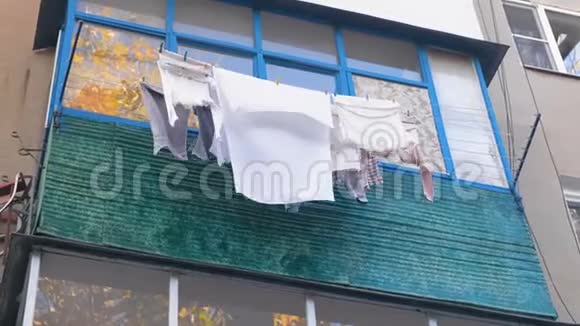 贫困生活观念亚麻在街上的阳台上晒干了视频的预览图