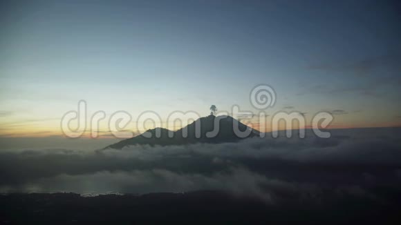 印度尼西亚巴厘岛东部阿贡火山爆发视频的预览图