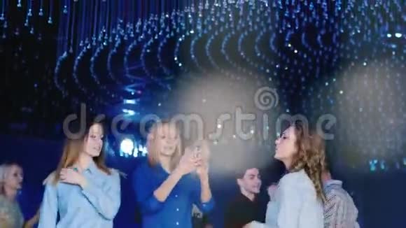 年轻人在迪斯科俱乐部跳舞大笑自拍视频的预览图