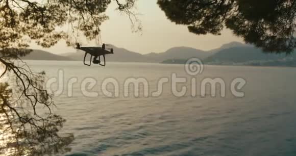 带着数码相机的四架战斗机在湖面或河流上空对着天空云飞行数码相机就在视频的预览图