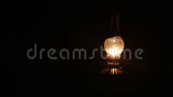 旧油灯在黑暗中燃烧视频的预览图