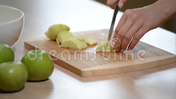 苹果切割烘焙在木板上切苹果视频的预览图