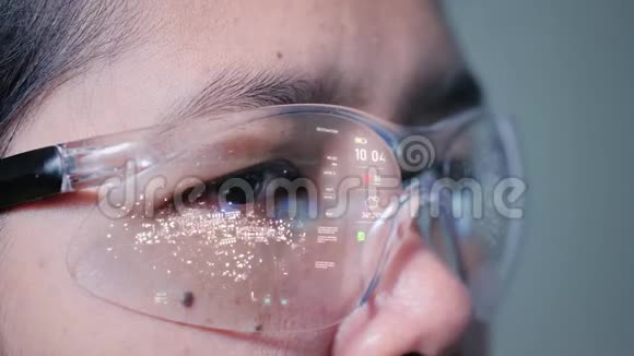 戴着创新眼镜的女人视频的预览图