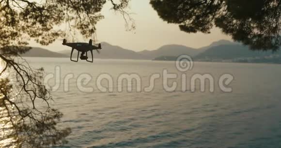 带着数码相机的四架战斗机在湖面或河流上空对着天空云飞行数码相机就在视频的预览图