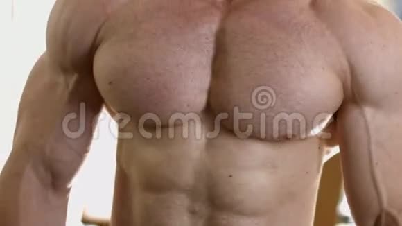 肌肉发达的躯干强壮男人的躯干视频的预览图