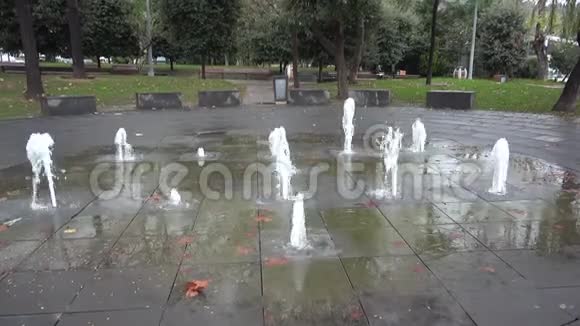 喷泉和水和雨视频的预览图
