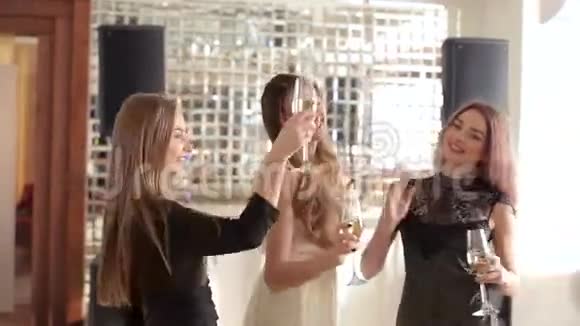 一群穿着鸡尾酒礼服的漂亮女孩在单身派对上跳舞视频的预览图