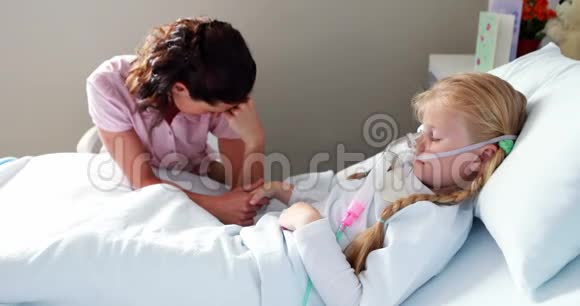 戴氧气罩的生病女孩卧床休息视频的预览图