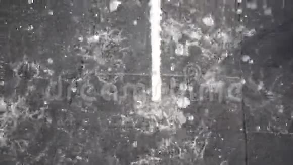 喷泉和水和雨视频的预览图