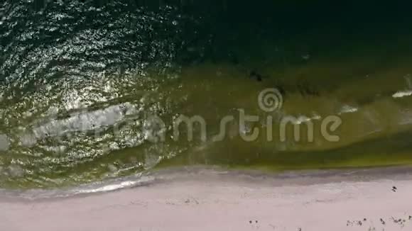 海浪轻轻地冲刷着沙滩视频的预览图
