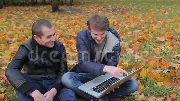 年轻积极的男性朋友it程序员讨论使用笔记本电脑互联网3G4G5GWIFI视频的预览图
