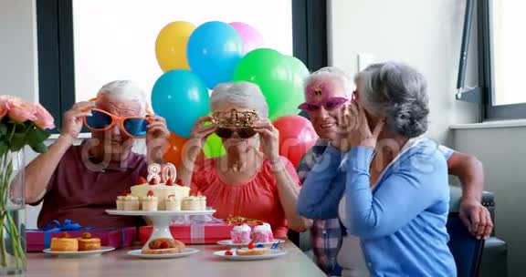 老年人庆祝生日聚会视频的预览图